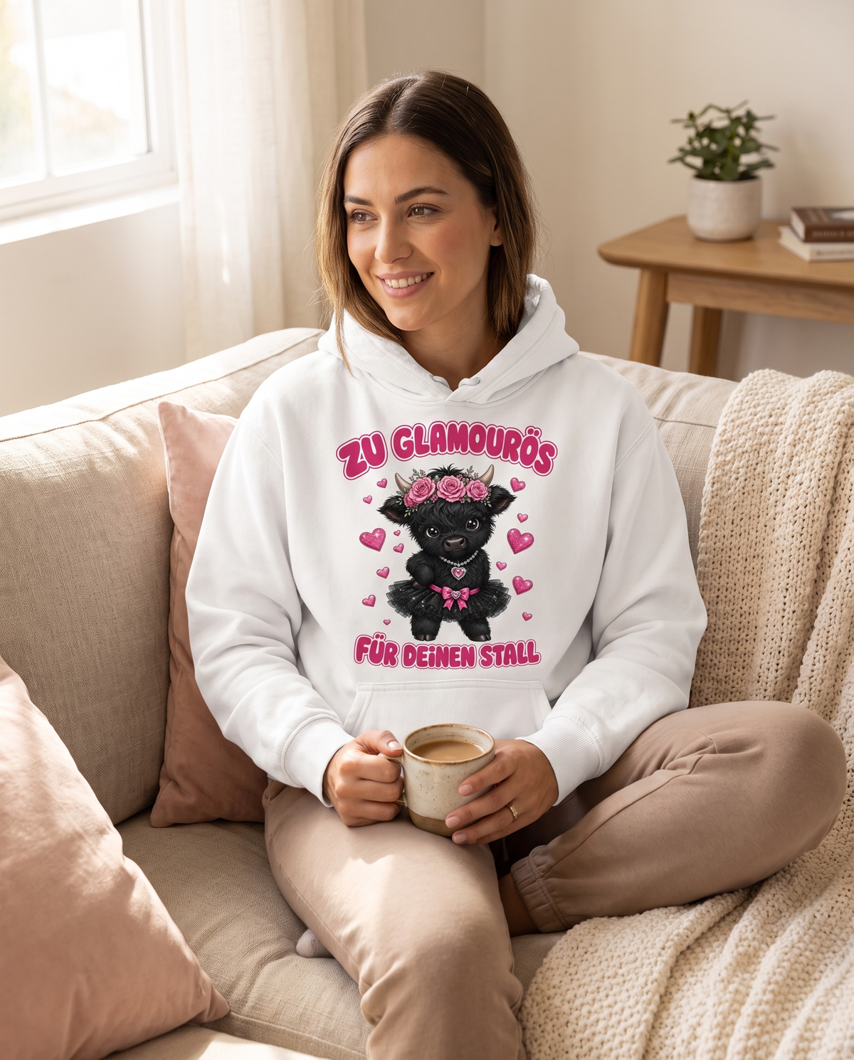 Highland Cow Hoodie gemütlich auf der Couch getragen