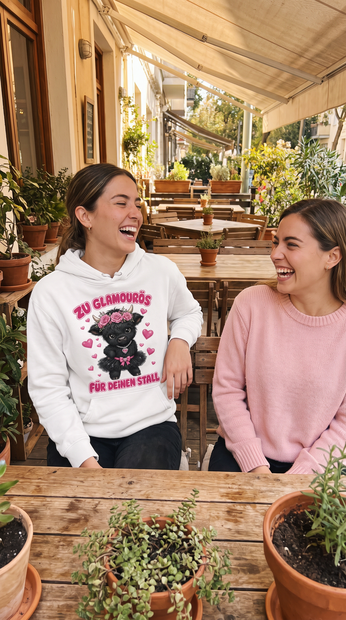 Zwei Freundinnen, eine trägt den Highland Cow Hoodie