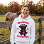 Highland Cow Hoodie Zu glamourös für deinen Stall draußen getragen